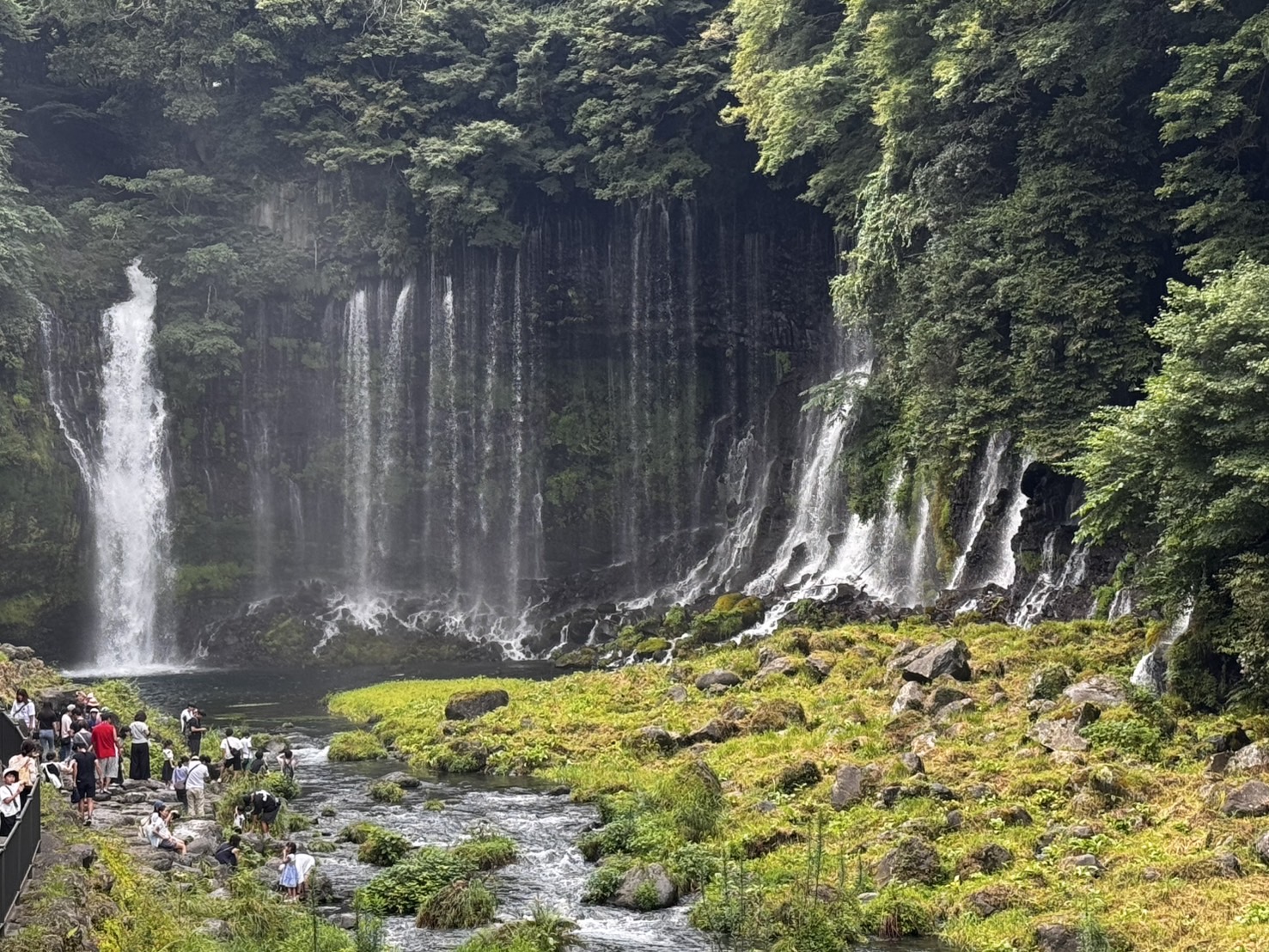 白糸の滝と富士宮焼きそば|富士山観光で外せない絶景とご当地グルメのイメージ
