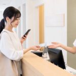 マイナ保険証をスマートフォンで確認するイメージ