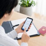 スマートフォンでパスポート申請を準備するイメージ