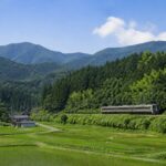 秩父の山あいを走る地方列車のイメージ