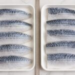 2種類の骨取りさばを同じ条件で見比べる場面
