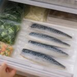 冷凍庫へ骨取りさばを平らに保管する場面