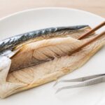 加熱後のさばを食べる前に確認する場面
