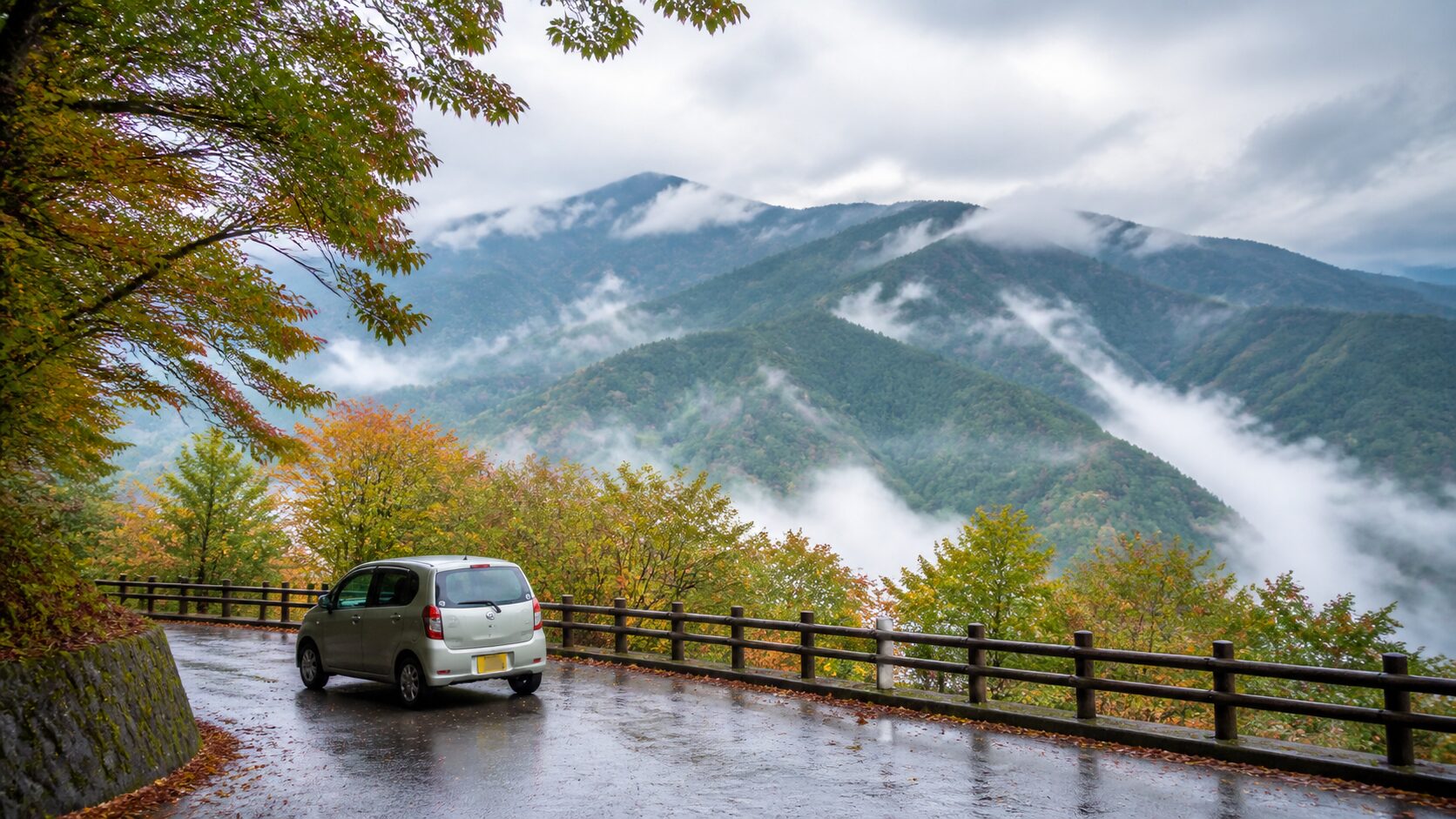 雨上がりの秩父の山道と安全な駐車のイメージ