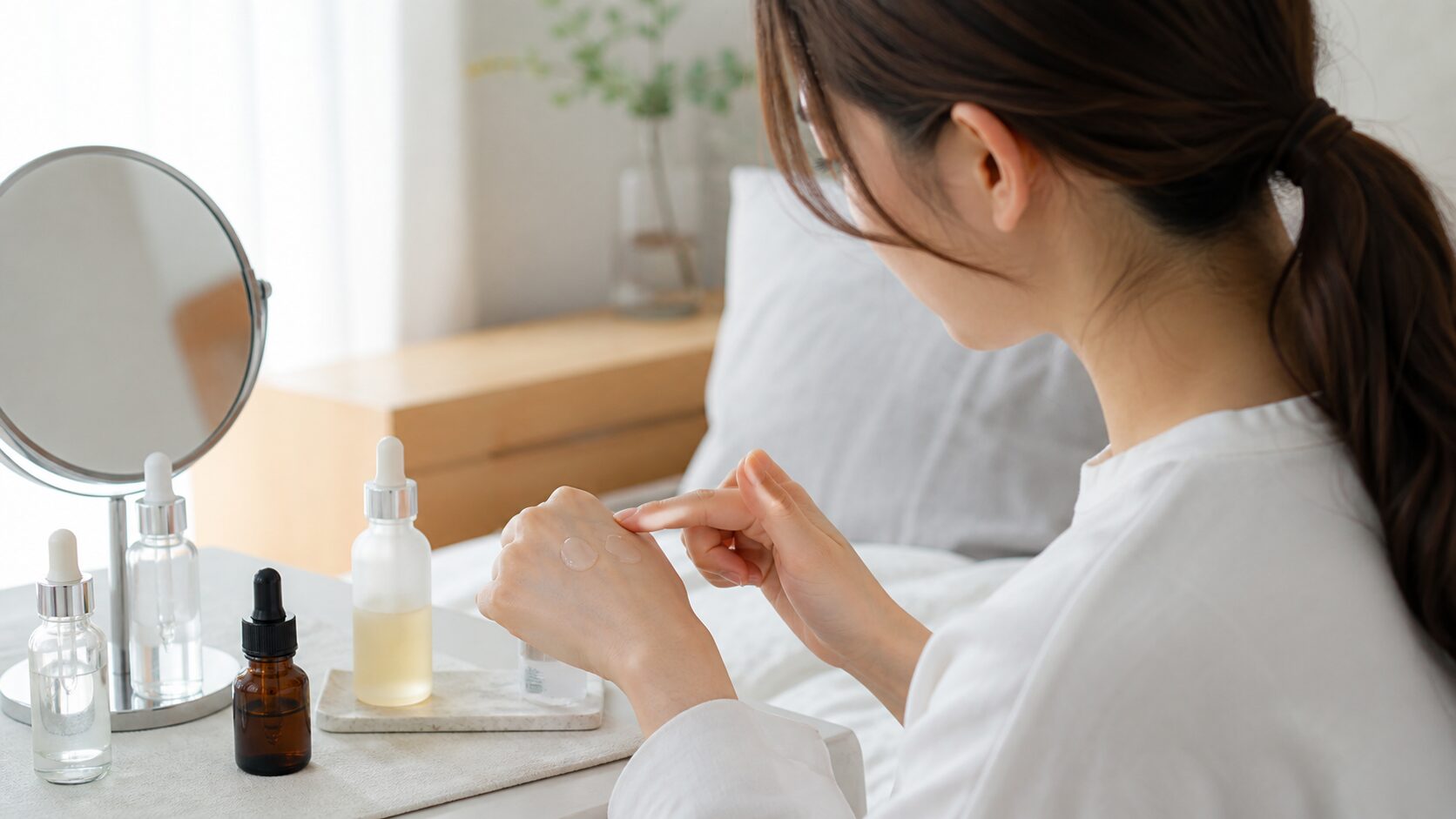 美容液の使用感を比べて選ぶ場面