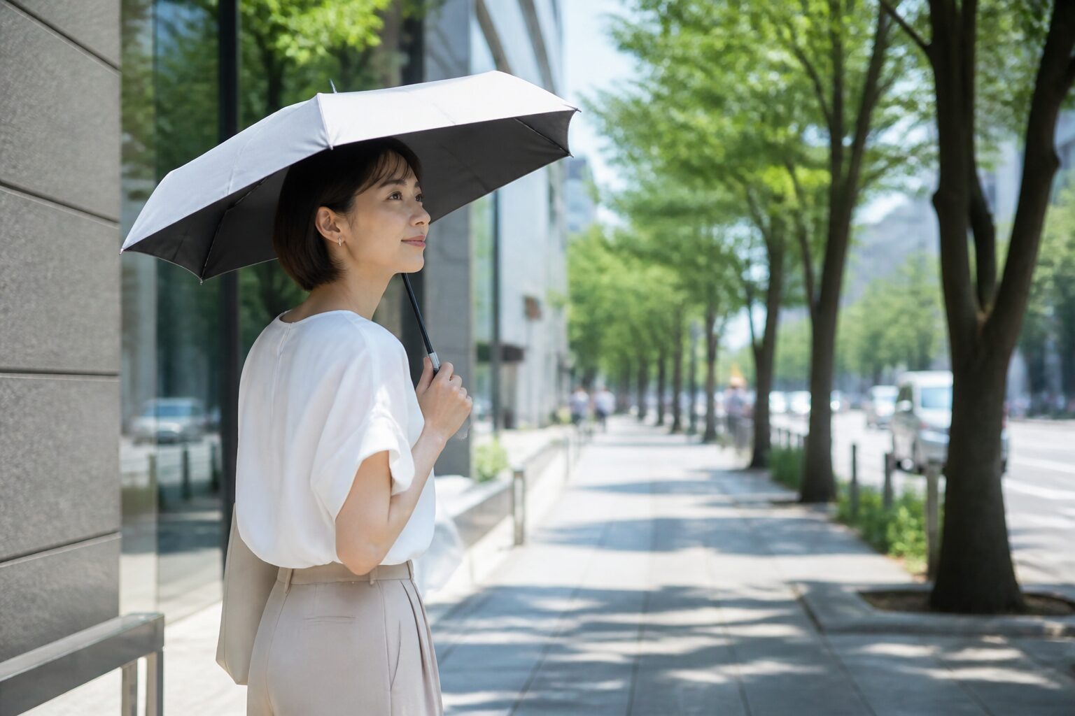 夏の日傘を使って外出する場面