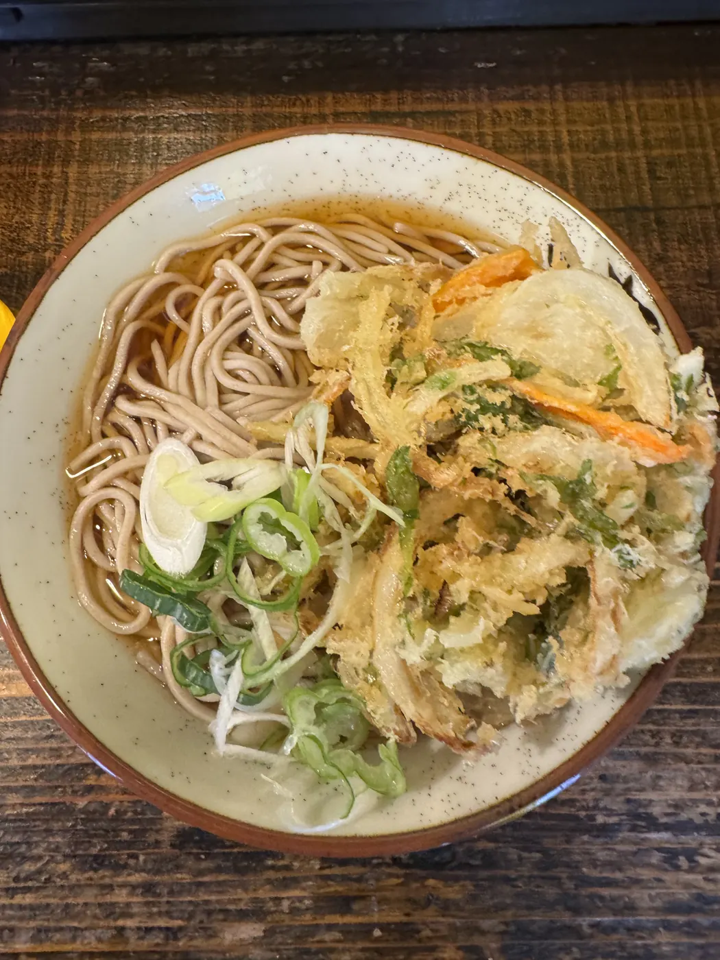 現地で撮影したはなゆうの野菜かき揚げそば
