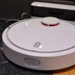 白い円形のロボット掃除機本体