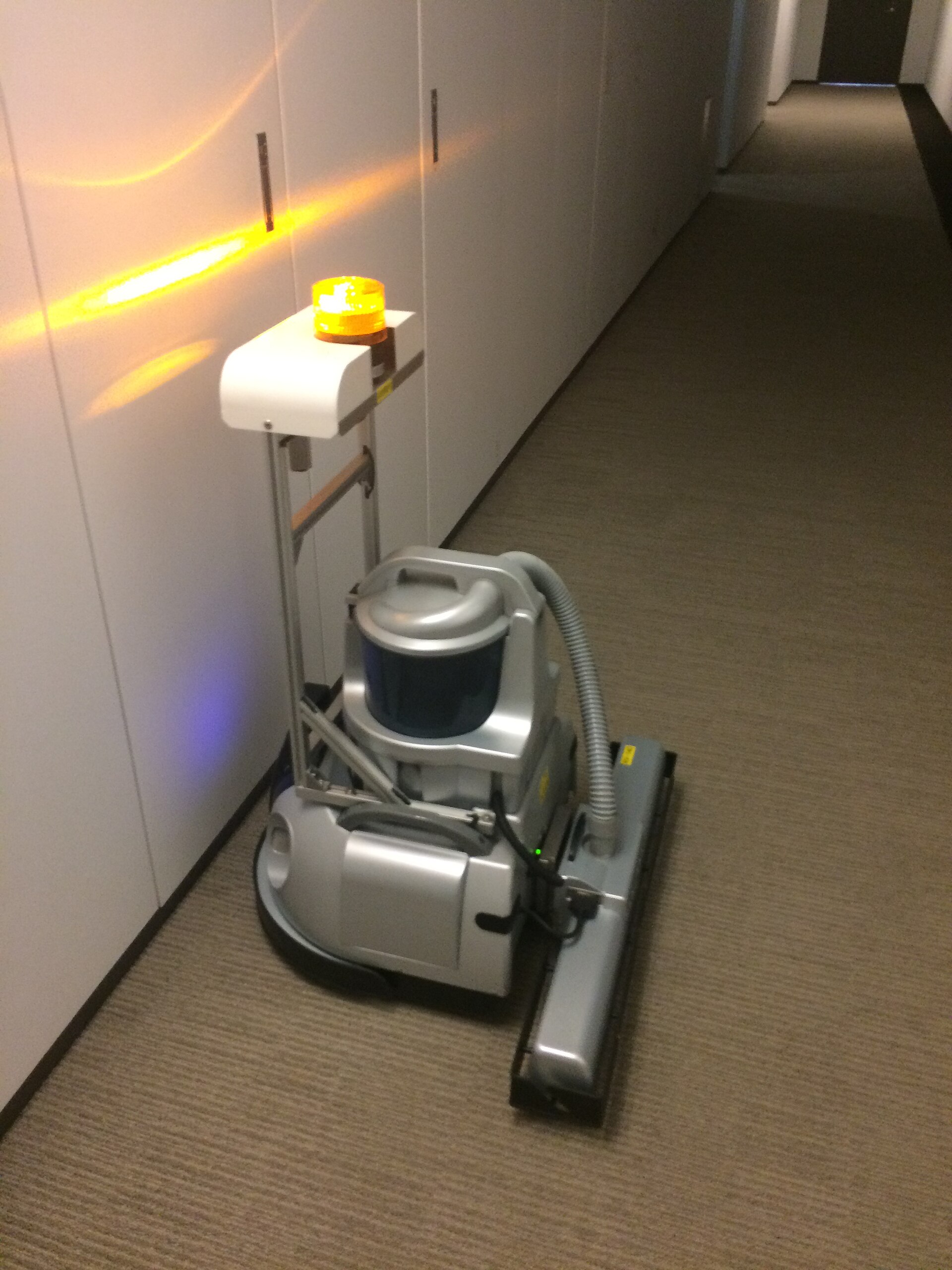 床を走行するロボット掃除機