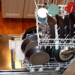 食器が入った状態で開いている食器洗い乾燥機