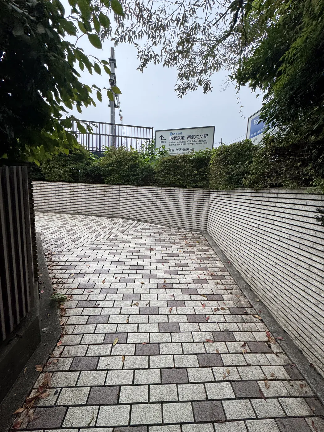 御花畑駅付近にある西武秩父駅まで190メートルの案内標識