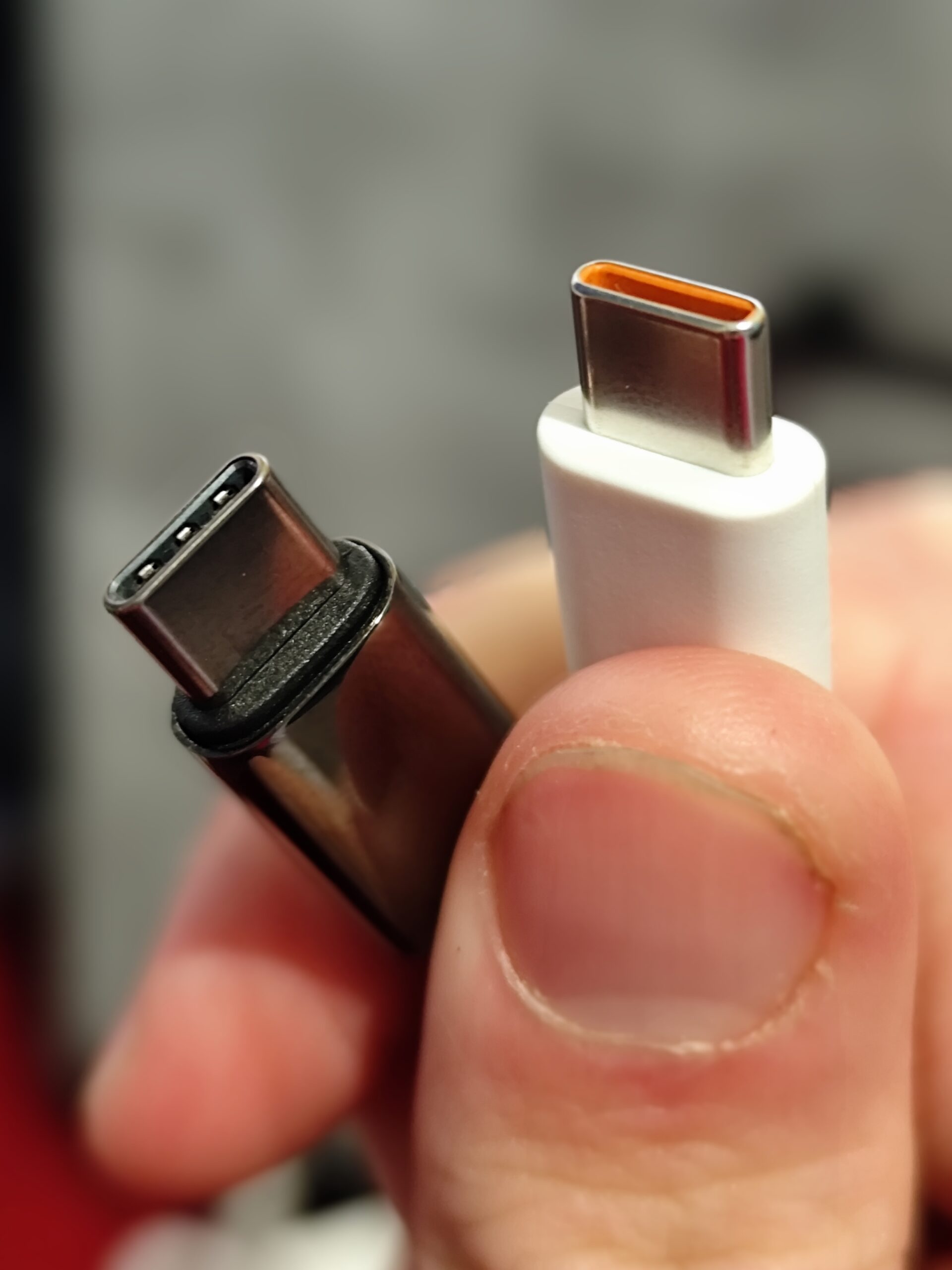手で持った二つのUSB-Cコネクターを比較した実写