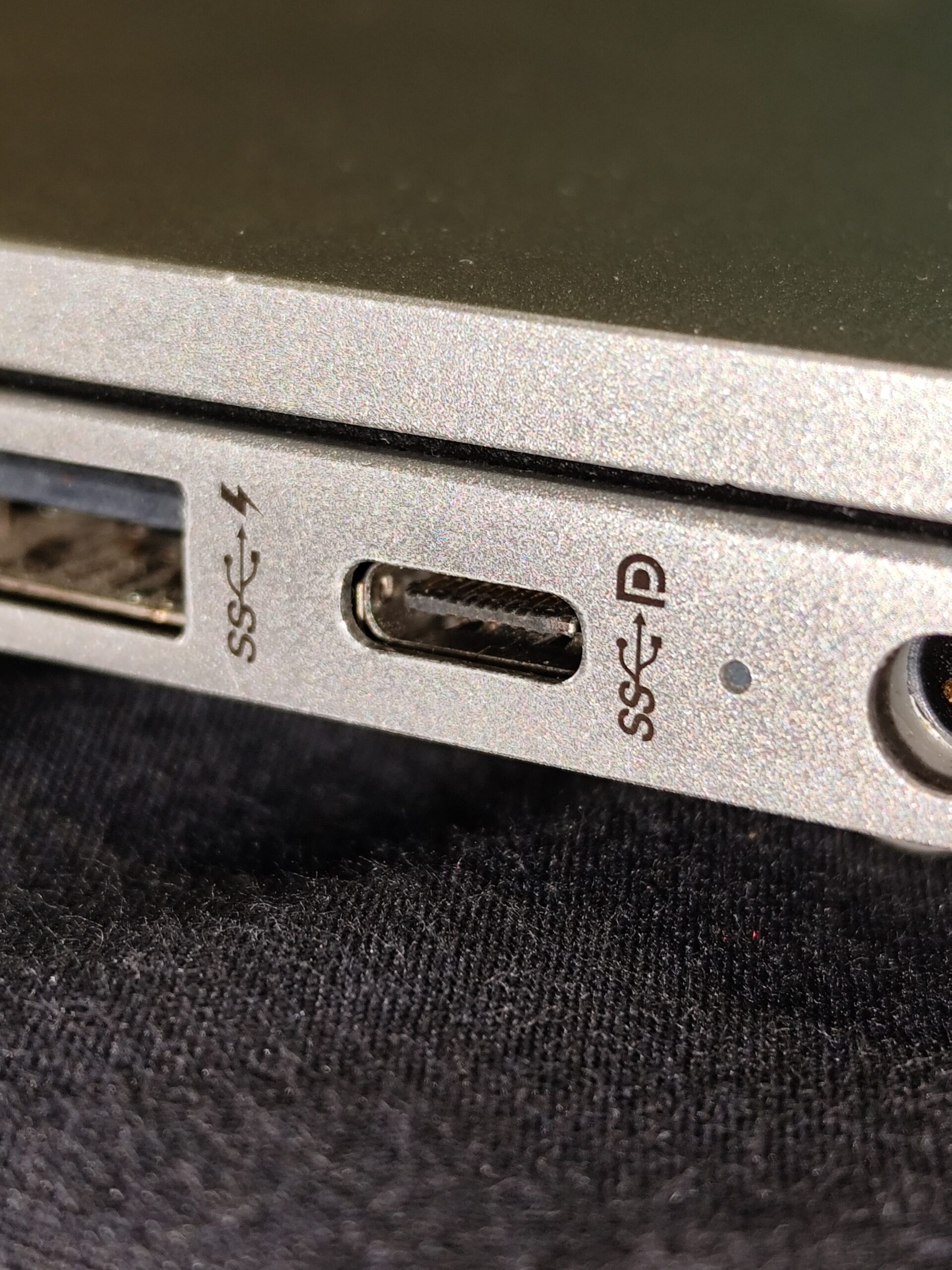 ノートパソコン側面にあるUSB-Cポートと端子付近の表示の実写