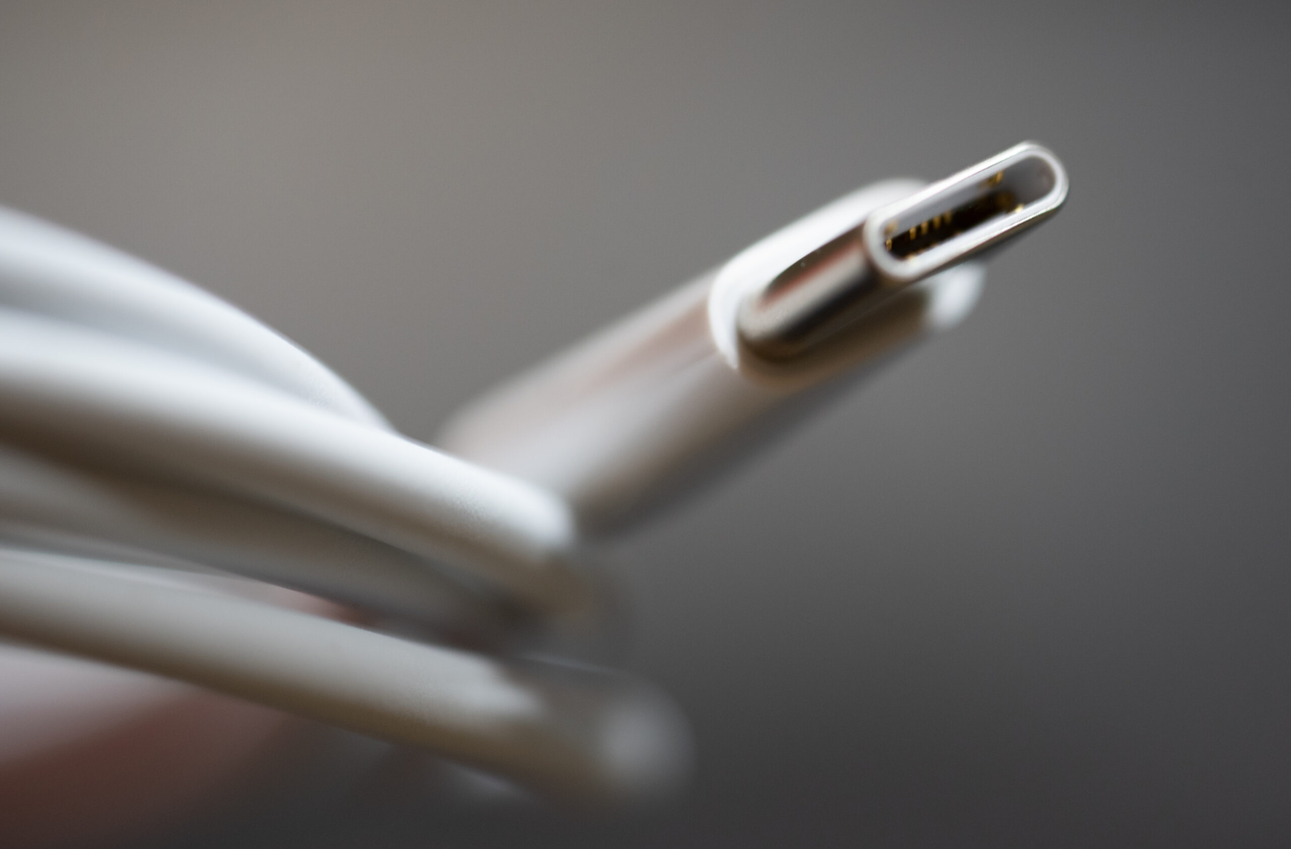 USB-C充電ケーブルの端子部分を写した実写