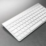 白いApple製ワイヤレスキーボードを上から見た写真
