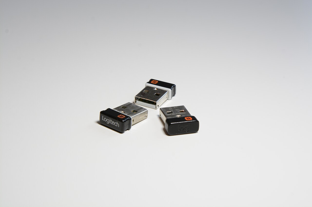 3個のLogitech Unifying USBレシーバーが並ぶ写真