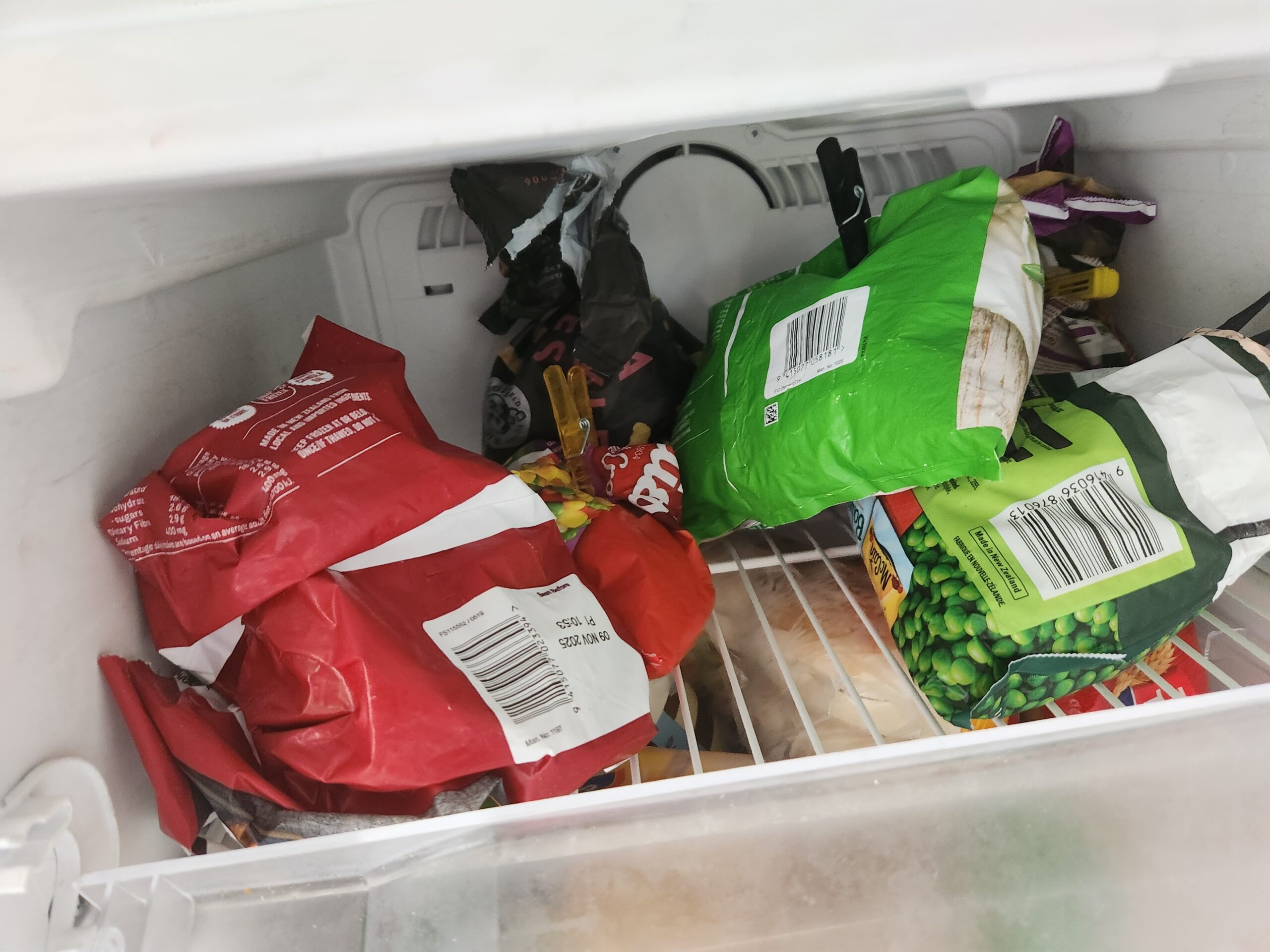 食品が収納された冷凍庫内の写真