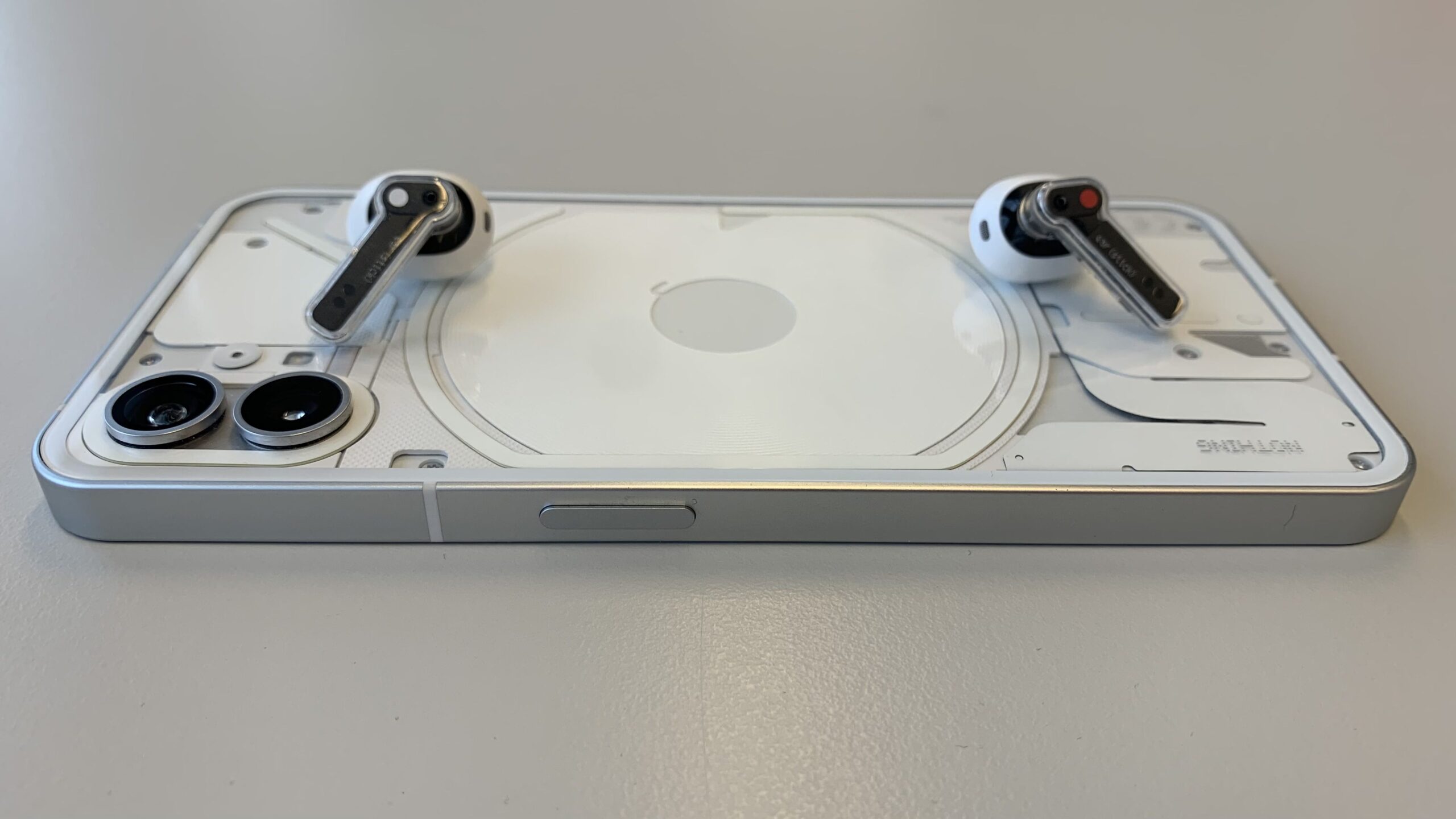 スマートフォンの上に置かれた完全ワイヤレスイヤホン