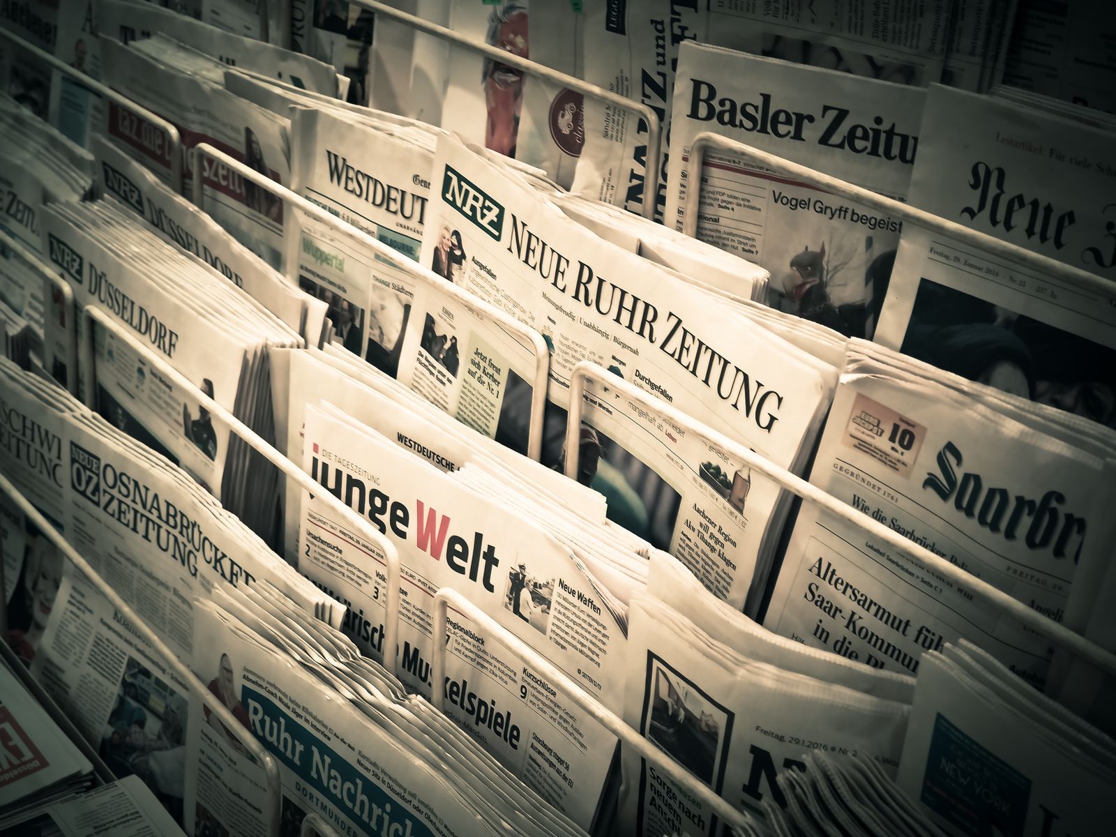 重ねられた新聞の紙面
