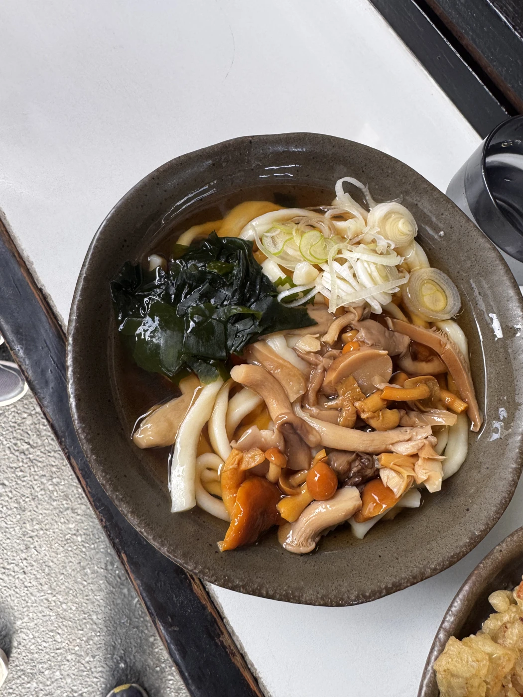 きのことわかめがのったそば