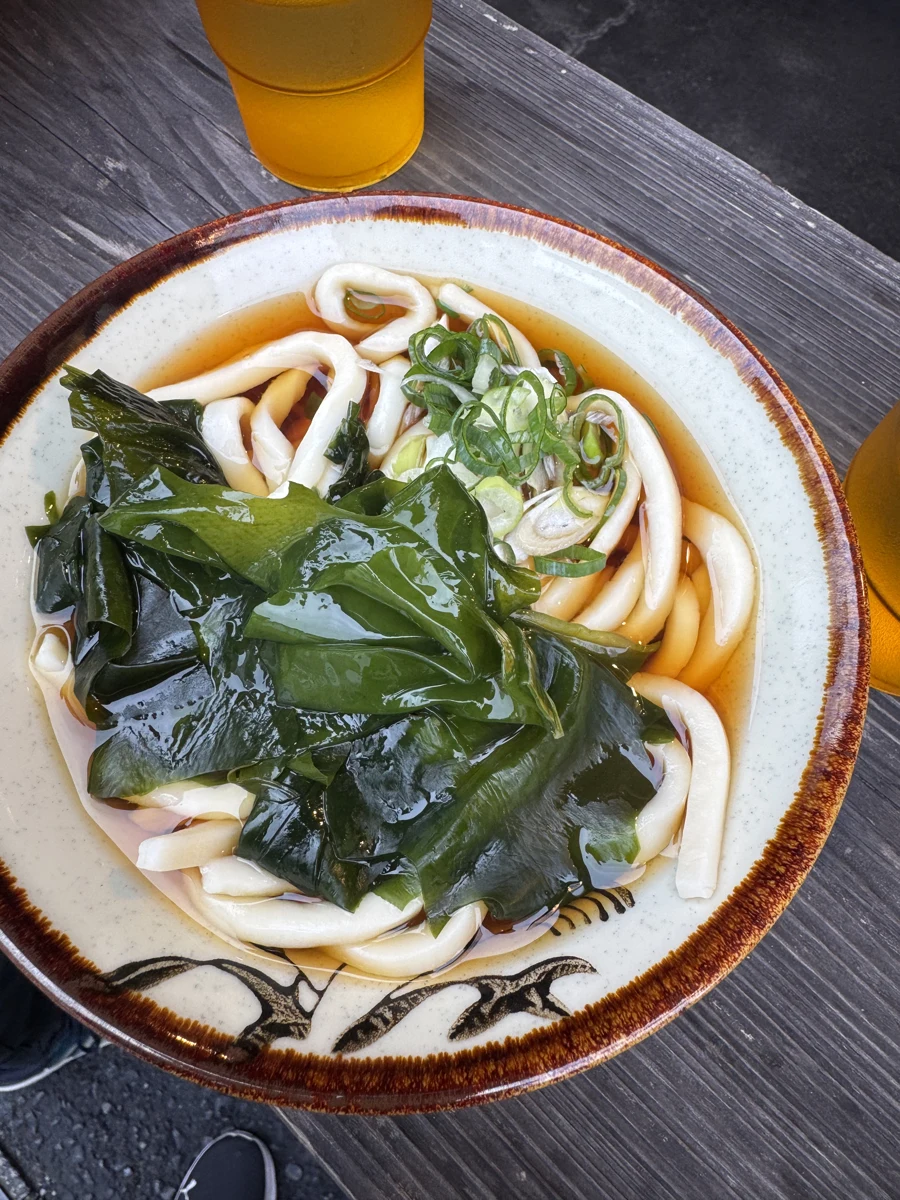 わかめとねぎがのったそば