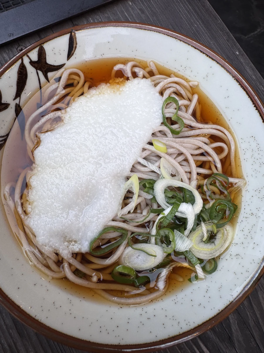 とろろとねぎがのったそば